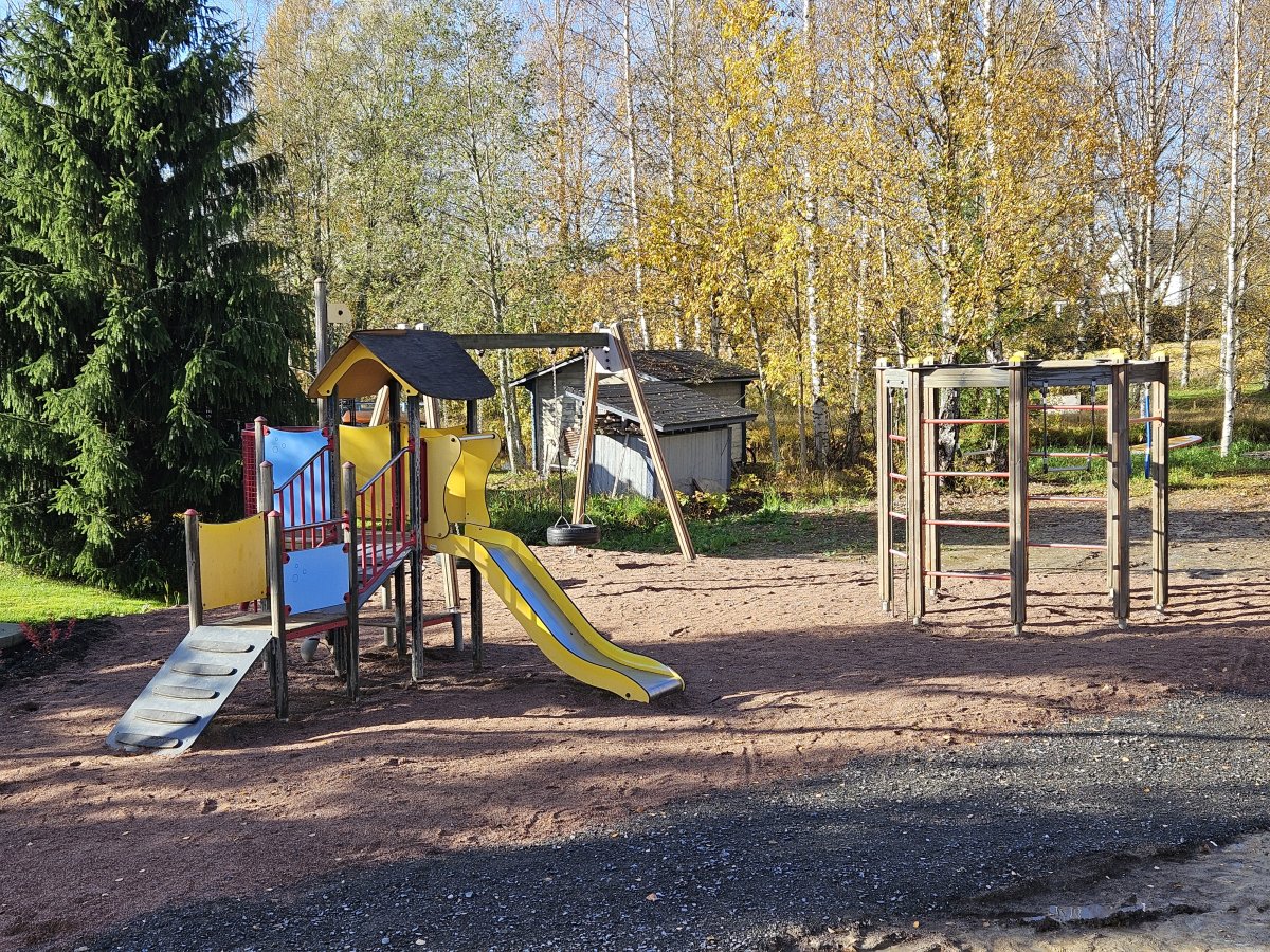 Kaupan pihassa on lasten leikkipaikka